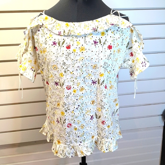 Solitaire Printed Eyelet Shoulder Tie Blouse with Ruffle detail NWT Size L - Picture 3 of 8